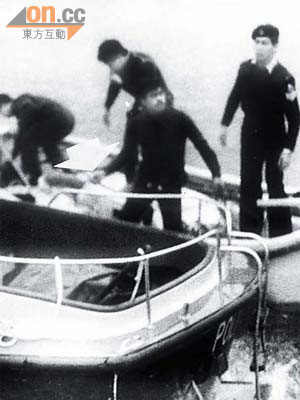屍體被警方抬至艇上。