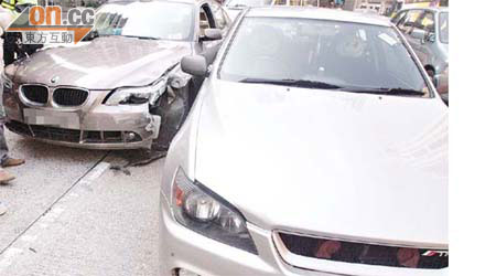 新牌女子的私家車（左）撞及前車，車頭損毀。	（梁卓明攝）