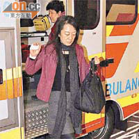 受傷旅客由救護車送院。