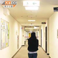 不少樓宇已實施建築物能源效益制度，走廊燈飾當有人經過時才會亮着。