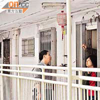 事發後徐曉杰曾向附近樓層住戶了解當日維修情況，以便向房署反映。