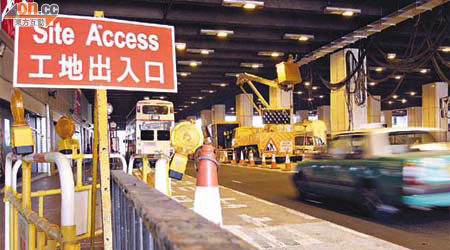 屯喜路正進行擴闊及隔音屏興建工程，原有的士站會改為屯門大會堂對出。