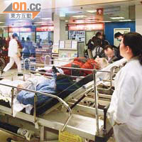 伊院<br>本港進入流感高峰期，各急症室逼滿求診病人。