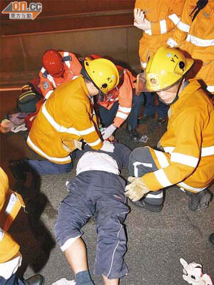 救護員及消防員即時替昏迷司機急救。（郭垂垂攝）