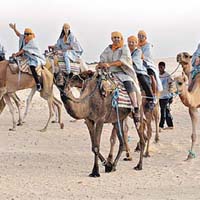 遊客可以在突尼斯騎駱駝穿梭沙漠。