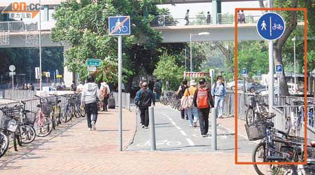 彩園路一個「行人徑及單車路」路牌被發現放錯位（紅框示）。