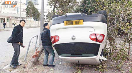 黃家俊（左）遇車禍，幸無受傷。	（蘇仲賢攝）