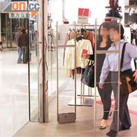 大型時裝店會於門口裝設防盜電磁板，減低失竊風險。