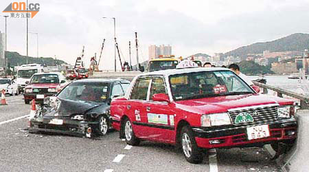 警方截停市民車輛，充人肉路障，令五輛貨車、的士及私家車無辜被撞。