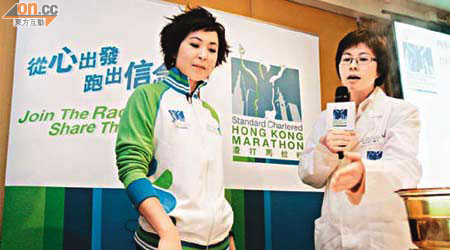 藝人蘇玉華（左）聽取中醫師指導烹調保健湯水。	（林少權攝）