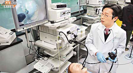 趙偉仁示範新引入的無創內鏡手術，降低病人復發及出現後遺症的機會。	（林少權攝）