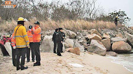 警方在發現屍體的沙灘調查。	（黃子源攝）