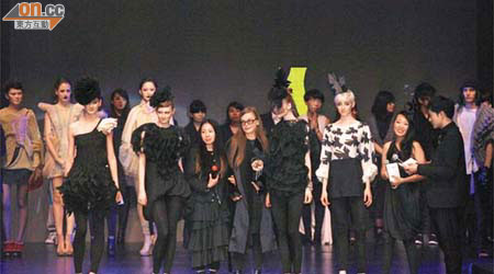多位勝出「青年時裝設計家創作表演賽」嘅設計界新星，走到台前接受觀眾們祝賀。	（霍振鋒攝）