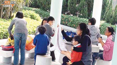 九龍塘一個公園的涼亭出現約六名幼稚園學童集體換校服的「奇觀」。