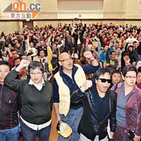 黃毓民（右三）同陳偉業（左三）尋日宣布退黨，大批支持者出席。