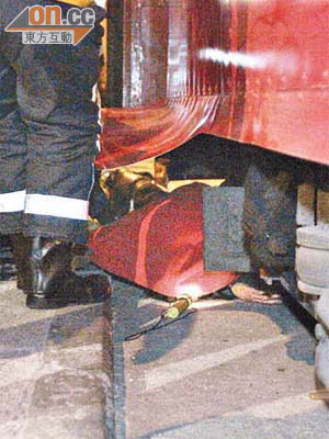 女子被電車撞倒捲入車底，消防員在場拯救。	（陳錦揮攝）