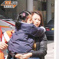 受傷女童送院時由母親抱着安慰。