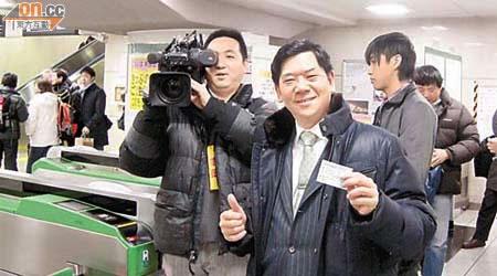 容永祺（左二）遊日本遇上列車全線癱瘓，無端端成為新聞人物。	（容永祺提供）