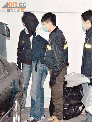 海關拘捕一名男子，並在一輛鋪塵私家車車尾箱搜出大量Ｋ仔。 （陳錦昌攝）