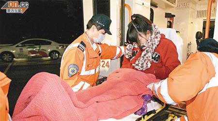 腿部被暖包燙傷的少女送院治療。	（左蘭慶攝）