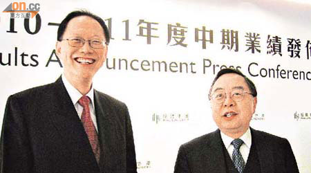 公司公布去年業績，陳啟宗（右）同恒隆董事總經理陳南祿（左）笑不攏嘴。	（余素月攝）