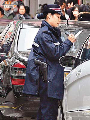 在深水埗福榮街及福華街一帶，數名警員在短短十五分鐘內已發出十張違例泊車定額罰款告票。