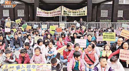 約二百名市民到政府總部抗議，窮人過年菜譜只得「基層真陰公湯」。	（蘇文傑攝）