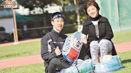 殘奧會金牌得主蘇樺偉（左）與藝術家陳冬梅，各自畫出心目中最喜歡嘅巨型跑鞋。	（袁志豪攝）
