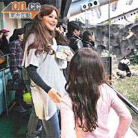 家華偕女兒一同參觀熊貓館。
