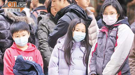 流感高峰，市民戴口罩做足預防措施。（高嘉業攝）