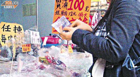 每逢農曆新年前後，市面會多了不少臨時舖位以售賣賀年糖果。