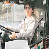 巴士迷徐家豪數年前與友人購買一架退役熱狗巴，巴士每月維修開支數千元。	（羅錦鴻攝）