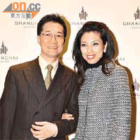 上海腕錶展<br>律師梁家駒（左）與太太有影皆雙，新年結伴遊北海道滑雪。