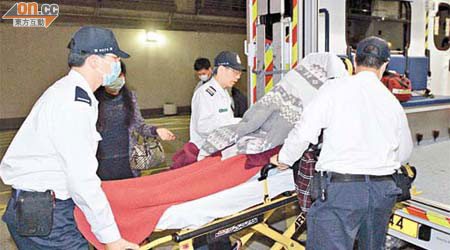 永安山東團一名團友昨晚由救護車送往仁濟醫院。	（周亮恒攝）
