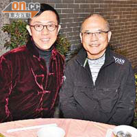 甘琨禮（右）同祁文傑喺祠堂食盆菜，大讚味道同氣氛令人滿足。