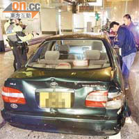 警員調查涉尖沙咀撞閘案的私家車，車尾撞毀。	（周宏杰攝）