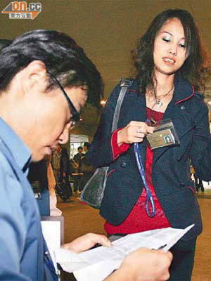 旅議會調查員（左）抽查導遊證件，確保一團一導遊得以落實。	（梁耀榮攝）