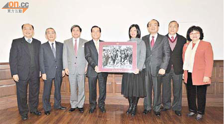 前畑淳治（左四）昨將孫中山一九一三年造訪日本友人家拍攝的合照，捐贈予孫中山紀念館館長翁怡（右四）。