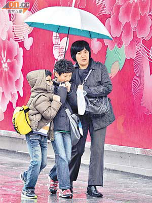 未來數日本港仍受冷鋒影響，家長要為子女添衣。	（蕭毅攝）