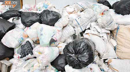 膠袋癈物問題嚴重，綠領行動促政府將膠袋徵費擴大至所有零售點。	（資料圖片）