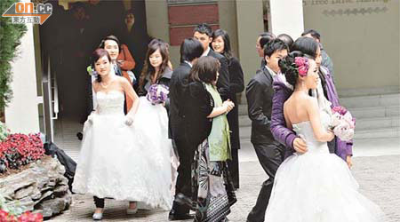 多對新人在昨日情人節註冊結婚，增添這紀念日的浪漫意義。	（鍾麗珊攝）