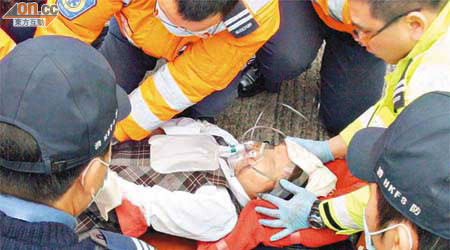救護員為受傷女生急救。	（林少兒攝）