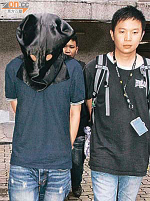 首被告陳嘉成（左）被捕後，遭蒙頭帶署調查。	（資料圖片）