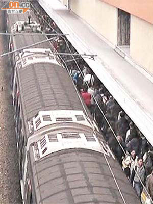 受列車事故影響，大批乘客擠在月台候車。	（李子強攝）