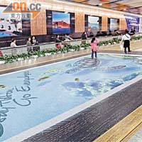 度假酒店<br>有酒店廣告將車站通道布置成藍天碧海的度假區，為乘客帶來休閒舒適的感覺。