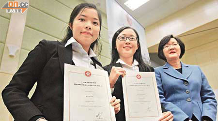 余玉珊（左）及莊善怡（中）獲教育局頒發首屆「準英語教師獎學金」。