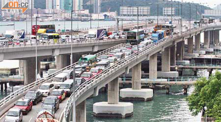 東區走廊是港島主要行車通道，每日逾十五萬架次車輛使用。