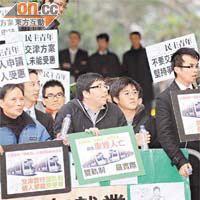 示威者促新交津奉行「雙軌制」，否則政府將「車毀人亡」。