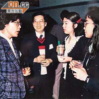 宋立功曾任哥倫比亞大學香港同學會會長，舉辦「香港周」活動，當時並邀得范徐麗泰（左）出席。	（受訪者提供）