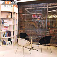 服務中心內光潔明亮，設有寬敞空間供使用者閱讀。